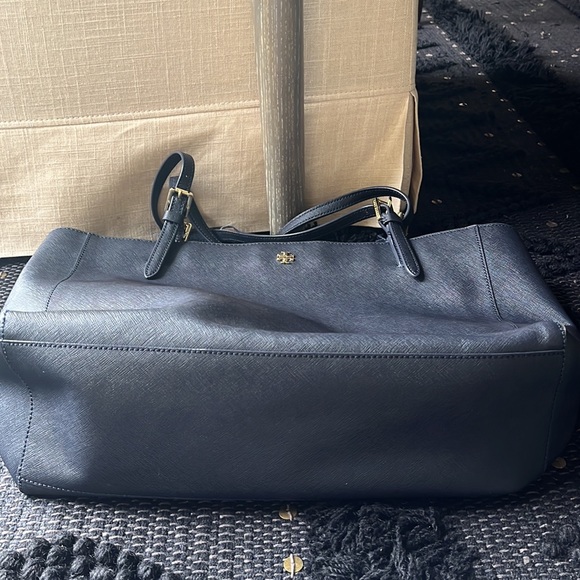 Tory Burch Emerson tote in navy - Picture 5 of 6